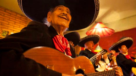 Despite cancer, Mariachi Manuel González is still bringing crowds to their feet.